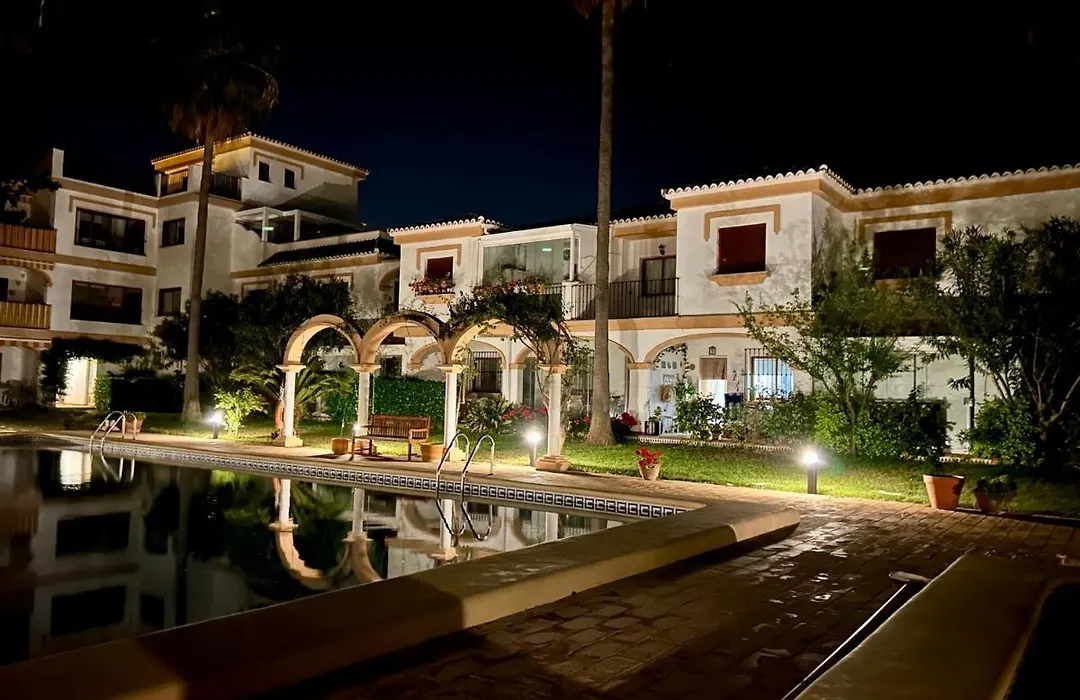Planta baja con porche y piscina, cerca del mar-1