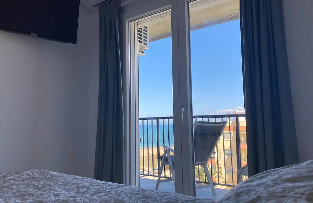 Piso Nuevo Primera Línea a Pie de Playa-1