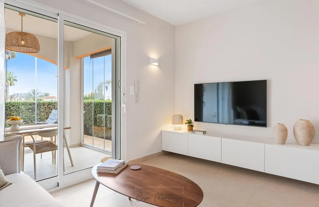 Apartamento de Diseño Reformado con Piscina y Jardín-1