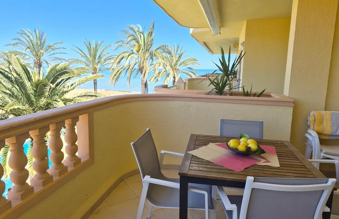 Estupendo apartamento en primera línea de playa y con vistas al mar-1