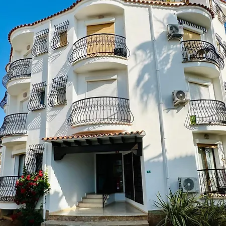 La urbanización cerca del mar-2