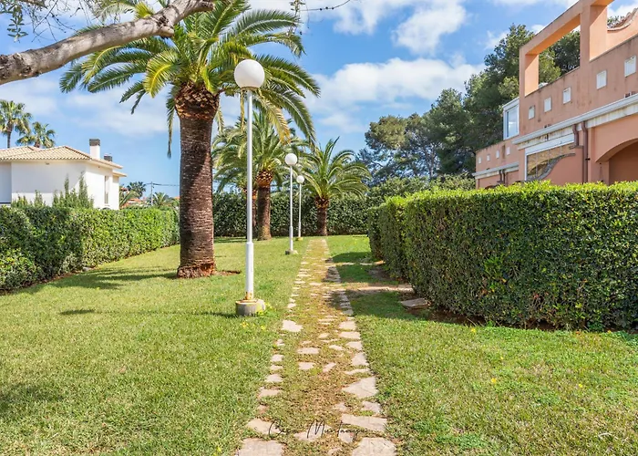Apartamento de Diseño Reformado con Piscina y Jardín Dénia