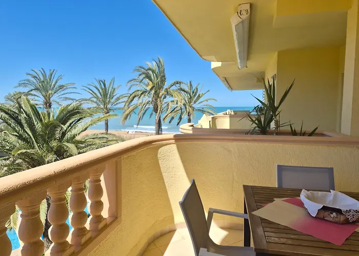Estupendo apartamento en primera línea de playa y con vistas al mar Dénia