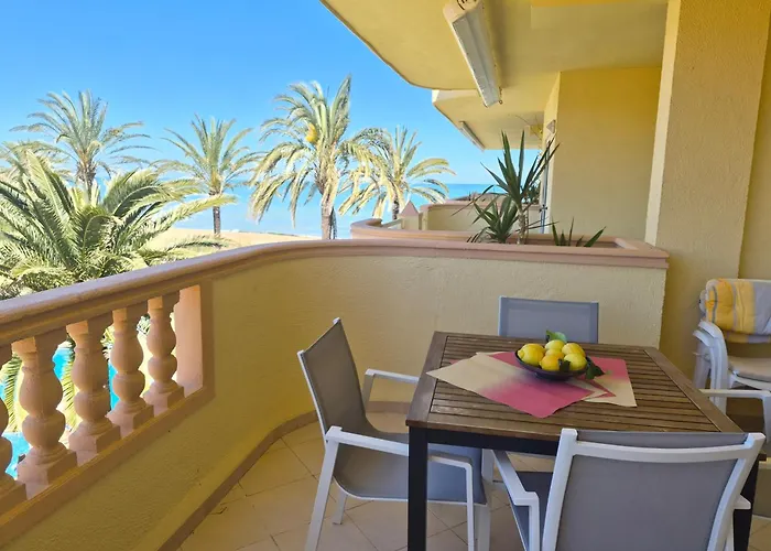Estupendo apartamento en primera línea de playa y con vistas al mar Dénia