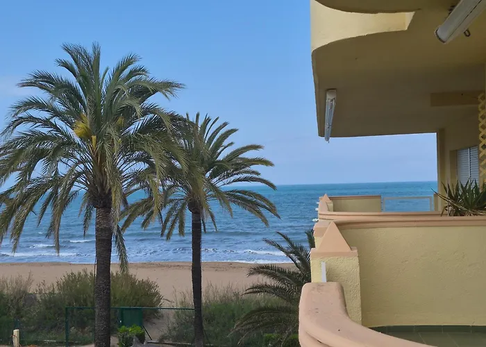 Estupendo apartamento en primera línea de playa y con vistas al mar Dénia